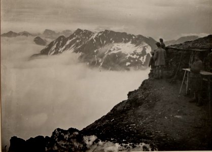 Nordostgrat (links) von der Köderhöhe, im Hintergrunde der kleine und der grosse TRIEB. Aufgenommen am 18. Juni 1916 (BildID 15476336)