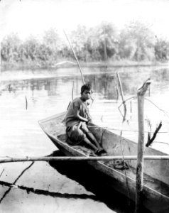 Nordöstra Bolivia. Flicka i kanot. Sydamerika - SMVK - 005576