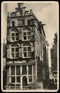Nieuwe Brugsteeg 13 hoek Sint Olofspoort, Vroeger bekend onder de naam het oude Hamburger Convooy, later Het dorstige Hert uit 1620 gezien vanuit begin Warmoesstraat, Afb PBKD00317000003