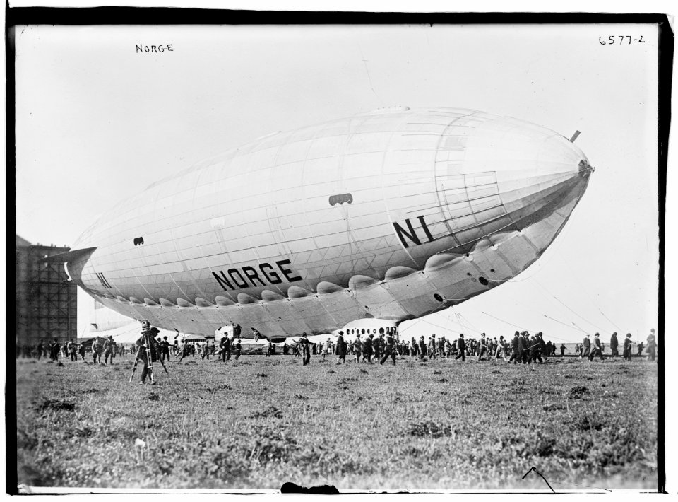 Norge Leaving Hanger (blimp) LCCN2014719376