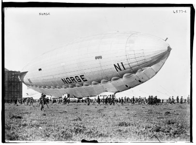 Norge Leaving Hanger (blimp) LCCN2014719376