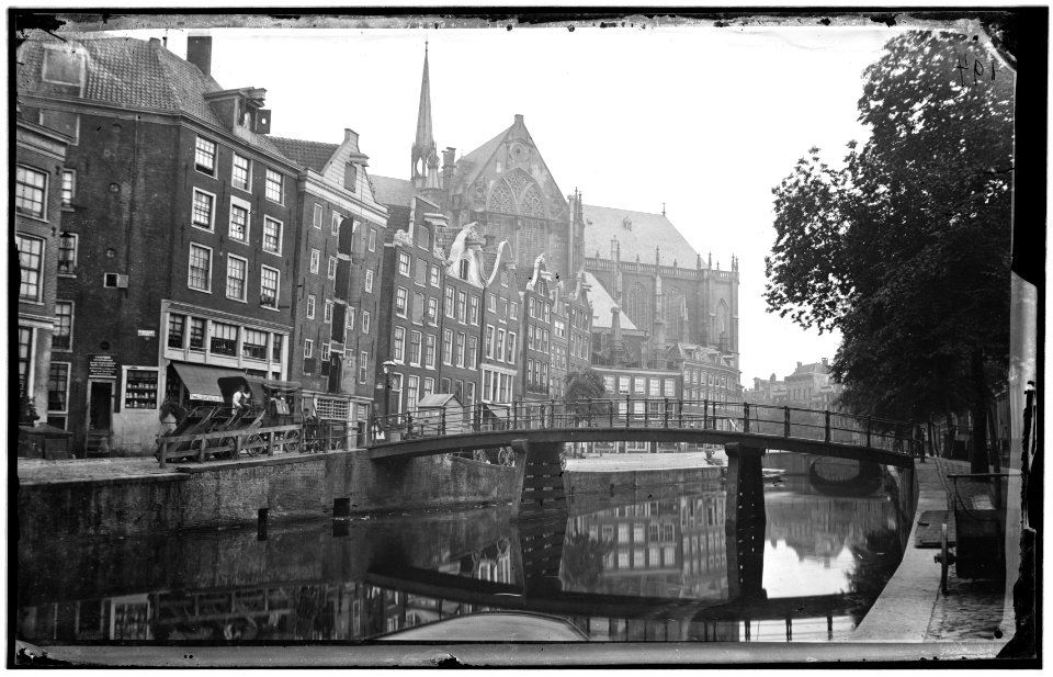 Nieuwezijds Voorburgwal 85-141 gezien in zuidelijke richting naar de Nieuwe Kerk op nummer 143, vóór de demping in 1884