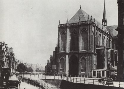 Nieuwezijds Voorburgwal bij de Nieuwe Kerk, rechts begint Paleis op de Dam photo