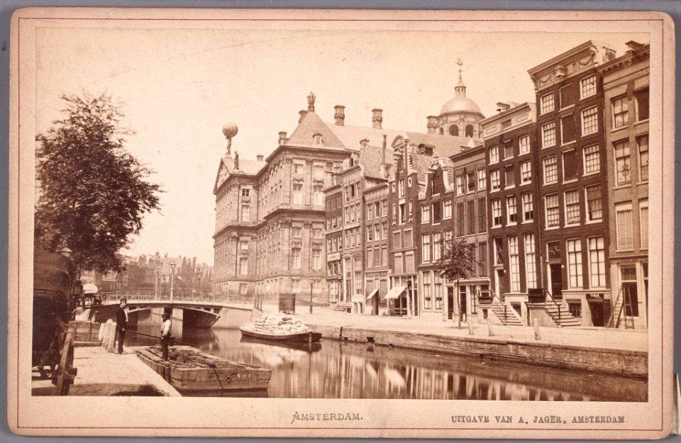 Nieuwezijds Voorburgwal gezien in noordelijke richting naar het Koninklijk Paleis