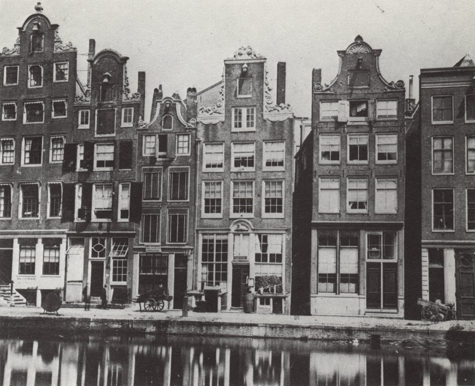 Nieuwezijds Voorburgwal tussen het Paleis op de Dam en Sint Luciënsteeg
