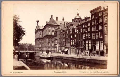 Nieuwezijds Voorburgwal, richting naar het Koninklijk Paleis photo