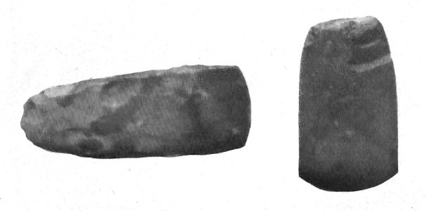 Nordische Feuersteinbeile, links aus Arneburg (dünnackig 13 cm lang), rechts aus Magdeburg (dicknackig 8 cm lang)