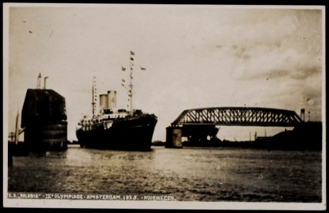 Noordzeekanaal met het vrachtschip Polonia dat door de openstaande Hembrug vaart. Uitgave J. Vlieger, Amsterdam, Afb PRKBB00277000002