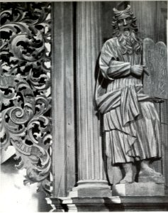 Nordenburg, Evangelische Pfarrkirche, Altaraufsatz, Gestalt des Moses, 1715, Bildhauer Joseph Anton Kraus (zugeschrieben)