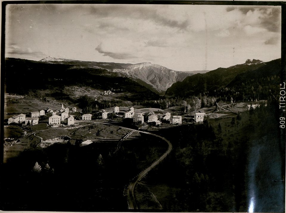 Nordhang Cornetto (Hornberg) Monte Verena, Campolongo Carbonare (Kohlingen) und Tonezzaspitzen. (BildID 15733976)