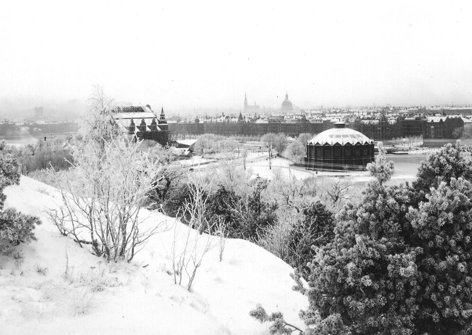 Nordiska museet och Rundmålningsbyggnaden från Skansen foto Klemming
