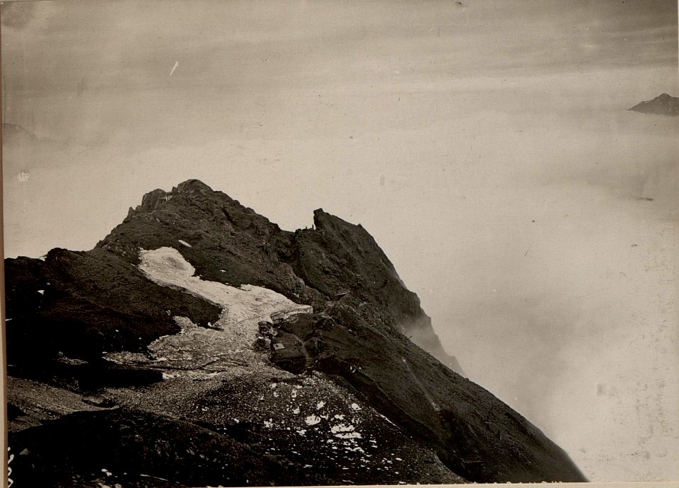 Nordostgrat (links) von der Köderhöhe, im Hintergrunde der kleine und der grosse TRIEB. Aufgenommen am 18. Juni 1916 (BildID 15476329)