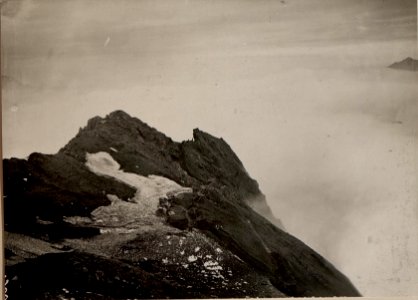 Nordostgrat (links) von der Köderhöhe, im Hintergrunde der kleine und der grosse TRIEB. Aufgenommen am 18. Juni 1916 (BildID 15476329)