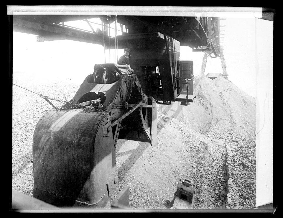 Northwestern Fuel Co. superior dock -2 6 ton clam LCCN2016826139