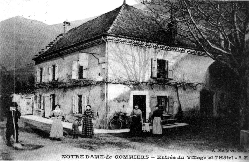 Notre-Dame-de-Commiers, entrée du village et l'hotel en 1908, p146 de L'Isère les 533 communes - A Mollaret à Grenoble