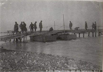 Notbrückenbau über den Tagliamento 30.X.17. (BildID 15612312)