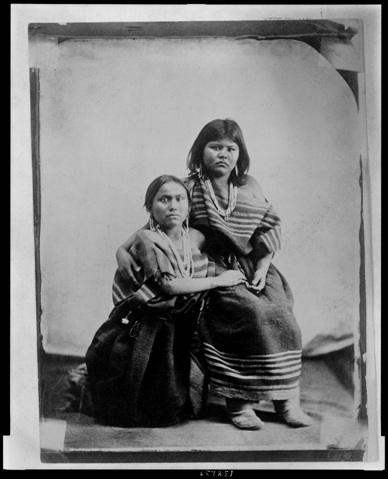Notrossia & Pattia, 2 Navajo girls LCCN2008681038