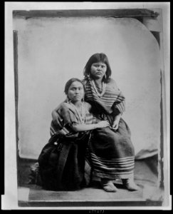 Notrossia & Pattia, 2 Navajo girls LCCN2008681038