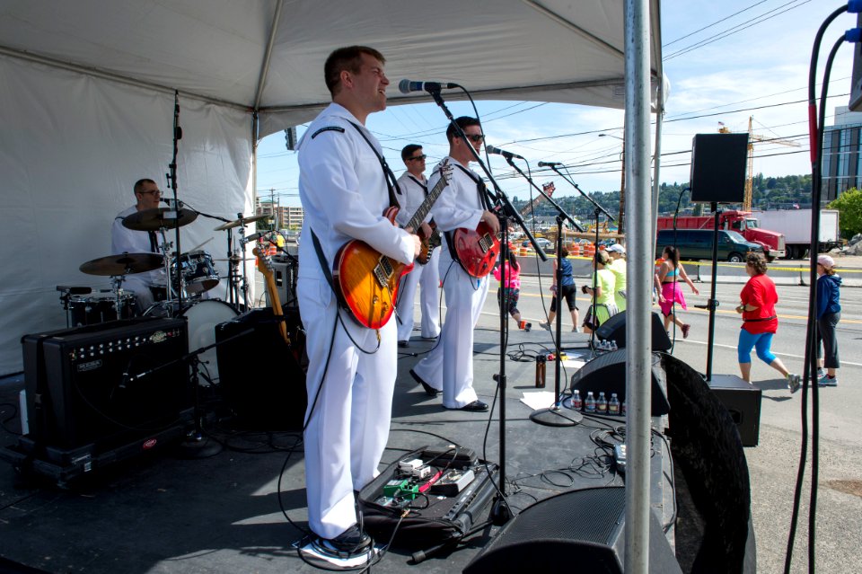 Northwest Sailors rock Seattle Rock 'n' Roll Marathon 140621-N-QY316-300