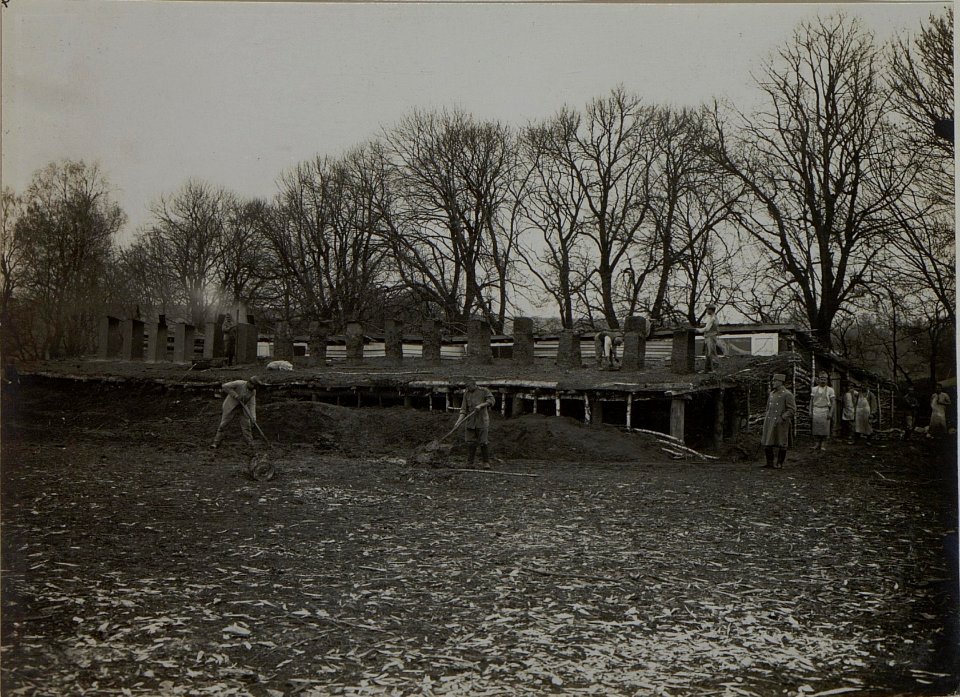 Notbäckerei von aussen gesehen. PALIKROWY, 3.XI.1915. (BildID 15454097)