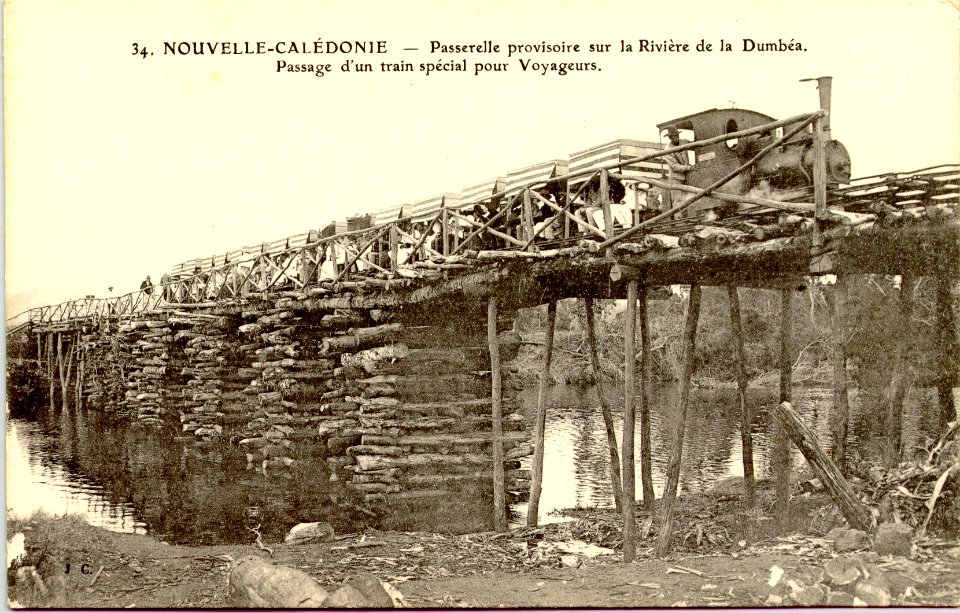 Nouvelle Calédonie - Passerelle provisoire sur la Riviere de a Dumbéa - Passage d'un train spécial pour Voyaeurs