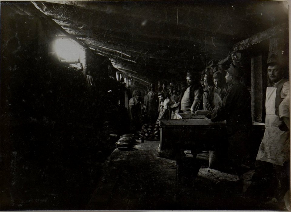 Notbäckerei von innen gesehen. Palikrowy, 3.XI.1915. (BildID 15454104)