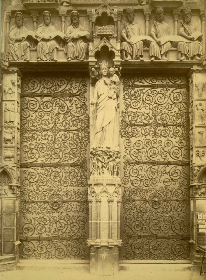 Notre Dame de Paris. Entrance