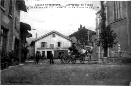 Notre-Dame-de-l'Osier, la place de l'église en 1909, p146 de L'Isère les 533 communes - S Convert éditeur à Vinay photo