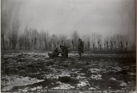 Notverband eines Verwundeten hinter der Kampffront 17.1.18. (BildID 15614348)