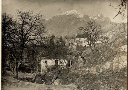 Ort Kal. Beim ersten Haus an der Straße standen der 24 cm Mörser ANNI und zuletzt der 30.5 cm Mörser. (BildID 15465229)