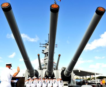 Oath of enlistment on Independence Day 140704-N-WF272-043