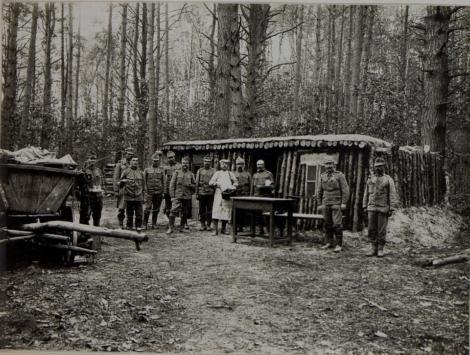 Offiziersmesse des Infanterie Regiments 8 in Moszcanica. aufgenommen am 20. Dezember 1915 (BildID 15455954)