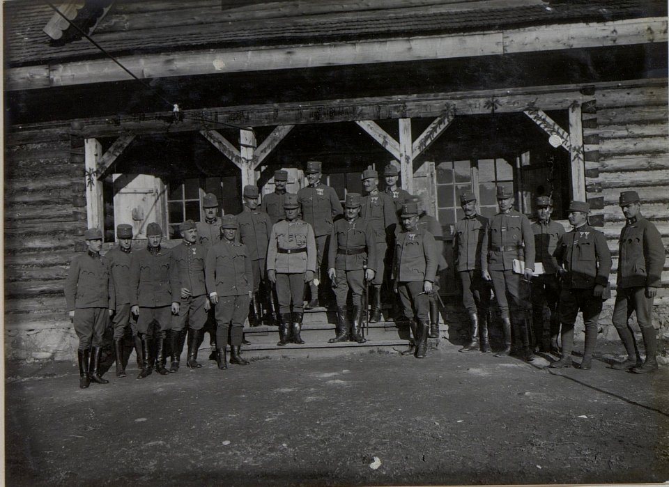 Offiziersgruppe des Divisionsstabes mit Exzell.v.Köves. (BildID 15452064)