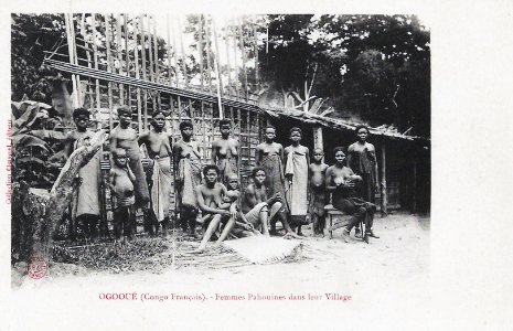 Ogooué-Femmes Pahouines dans leur village photo