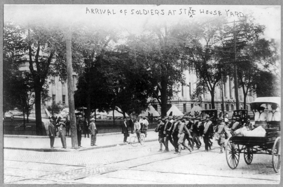 Ohio - arrival of National Guard soldiers at State House yard, Columbus, 1910 - street railroad strike LCCN2001704459
