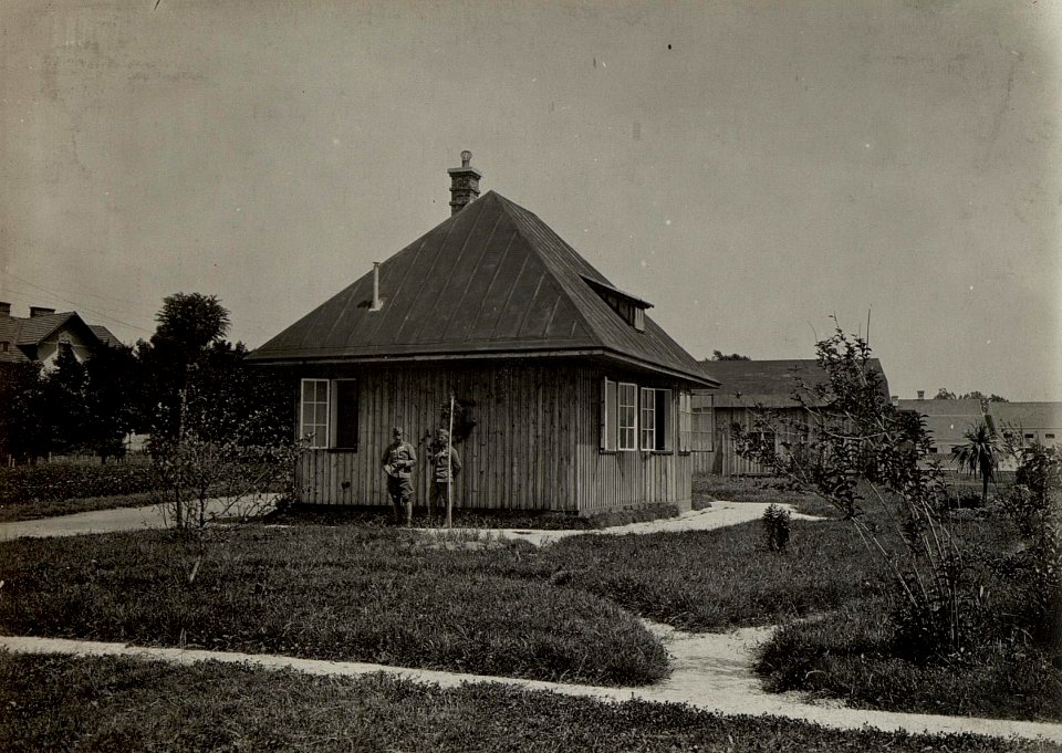 Offizierspavillon der 16. Fliegerkompagnie auf dem Flugfelde in Villach. Aufgenommen am 11. Juli 1916. (BildID 15477765)