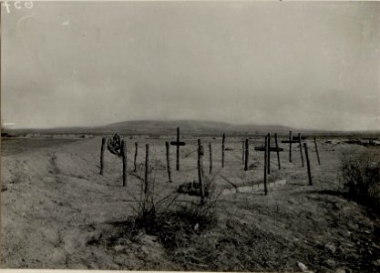 Offz.Grab des Fhnr. Stefan Sieba, des Lir.16.und zwei Soldatengräber beim Ort Sobovice, im Hintergrund Lauf-und Schützengräben. (BildID 15540293)