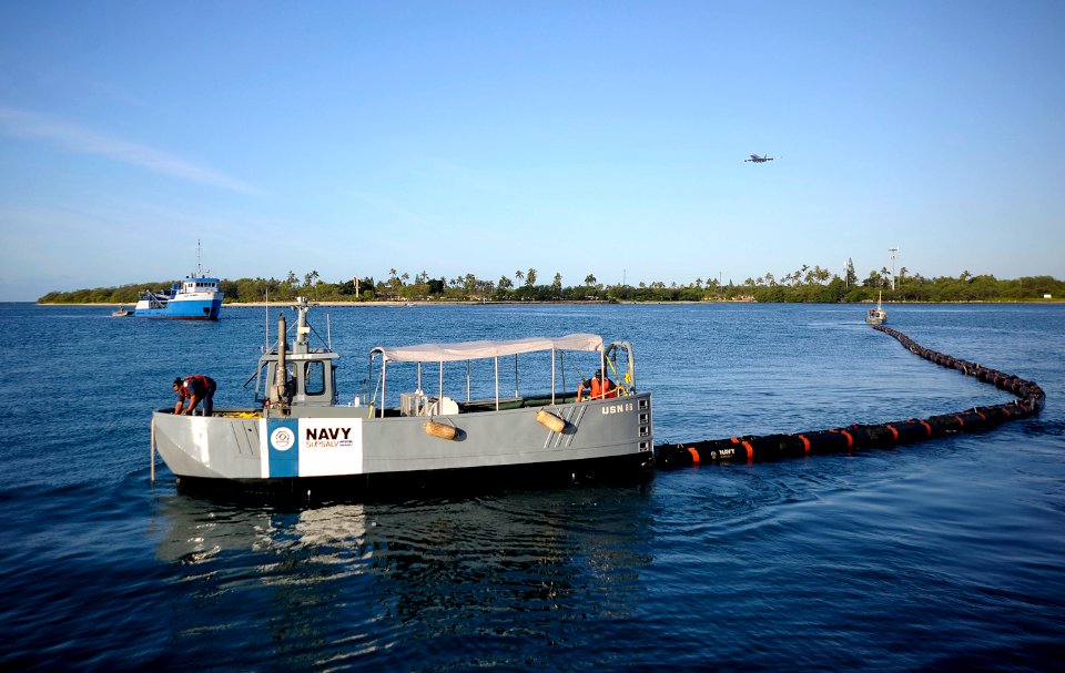 Oil spill drill 140408-N-QG393-010