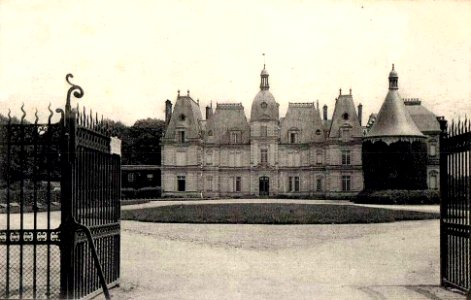 Ognon (60), château, façade sur la cour d'honneur