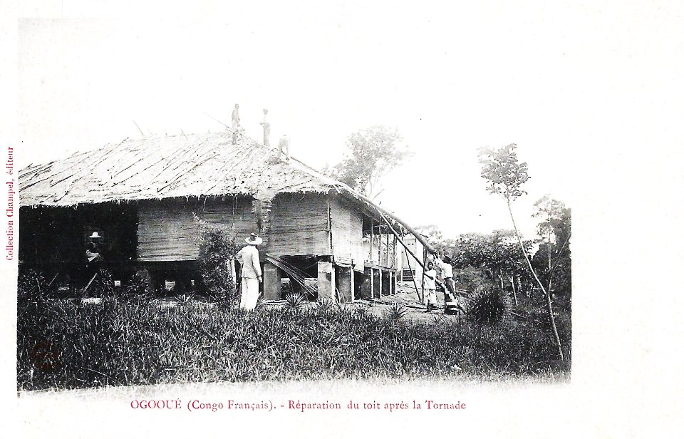 Ogooué-Réparation du toit après la tornade