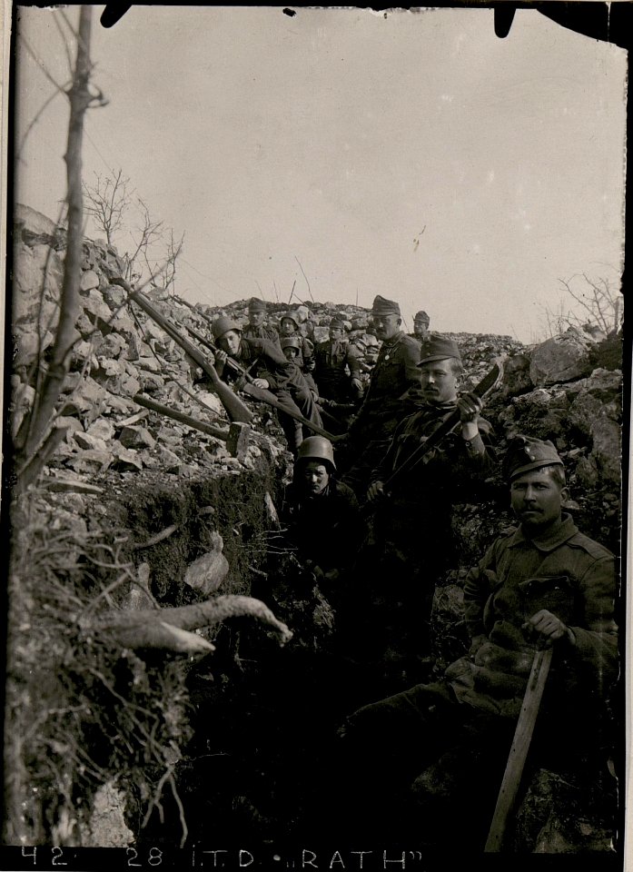 Offiziersgruppe des Infanterieregiments .Nr.47, Kommando in der Postdoline. (BildID 15734830)