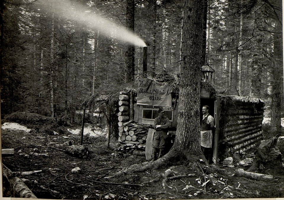 Offiziersküche b.Malga Laghetto. Aufgenommen im Mai 1916. (BildID 15533874)