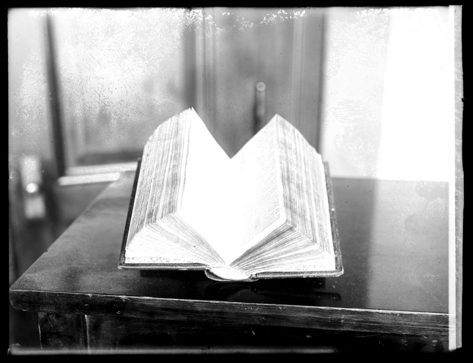 Old bible, U.S. Supreme Court, (Washington, D.C.) LCCN2016851544