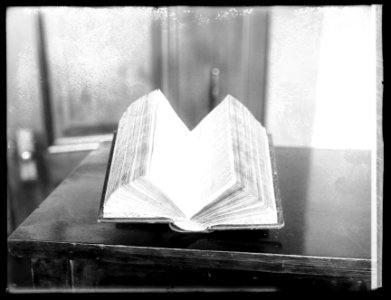 Old bible, U.S. Supreme Court, (Washington, D.C.) LCCN2016851544