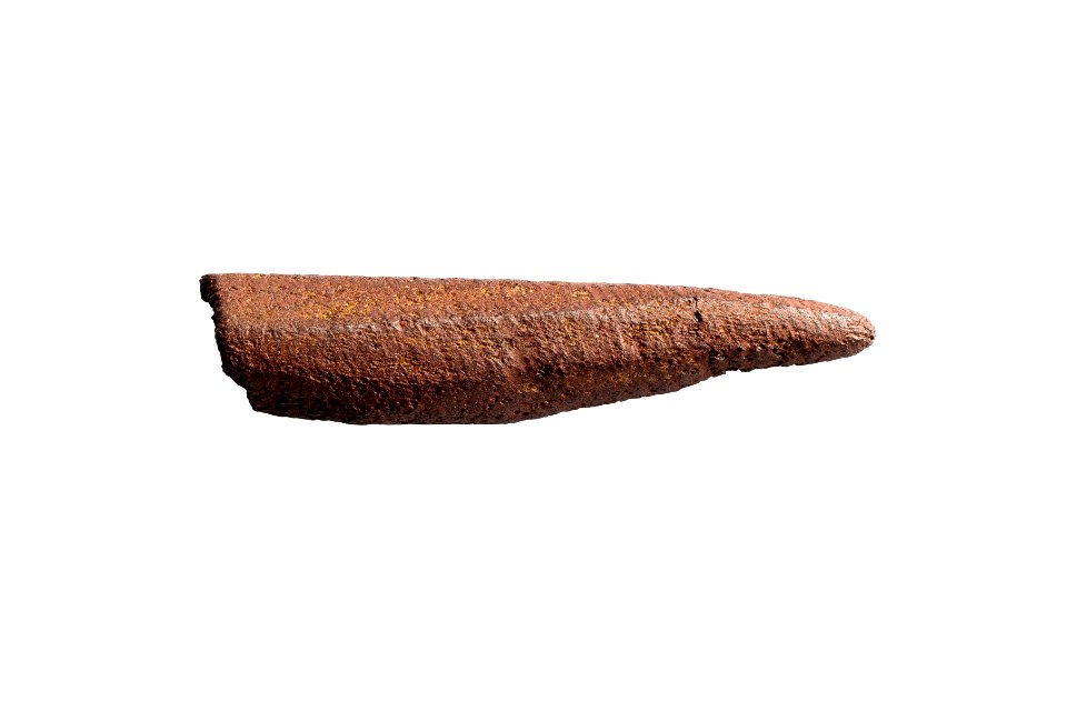 Okerstift in hematiet, 13 700 tot 12 800 BP, vindplaats- Rekem, Het Kamp, 1984-1986, locus 4, collectie Gallo-Romeins Museum Tongeren, Re 4-74
