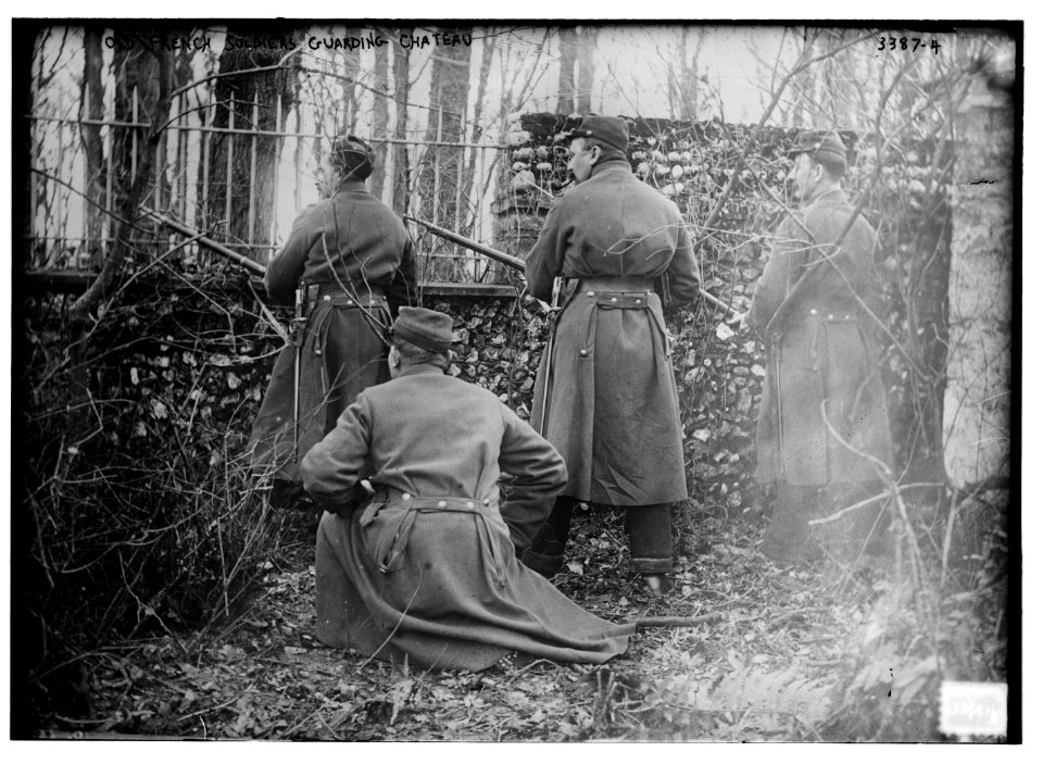 Old French soldiers guarding chateau LCCN2014698504