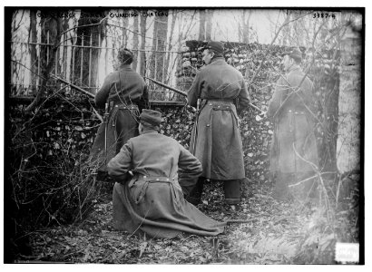 Old French soldiers guarding chateau LCCN2014698504