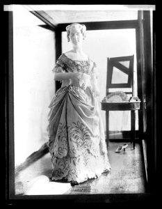 Old gowns, museum, Marie Monroe LCCN2016851589