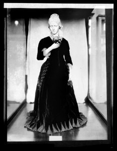 Old gowns, museum, Mrs. Hayes LCCN2016851587