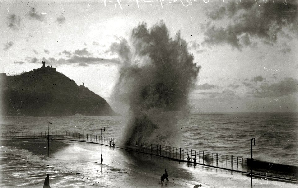 Olas en el Paseo Nuevo (5 de 9) - Fondo Car-Kutxa Fototeka